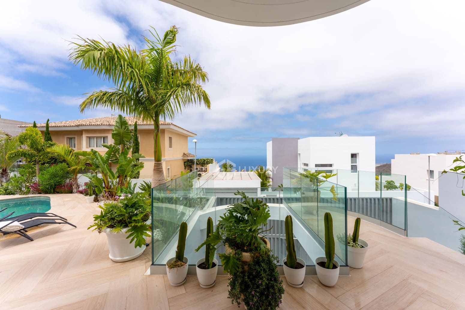 5 bedroom Villa for sale in Adeje with pool garage - € 1,990,000 (Ref: 9914904)