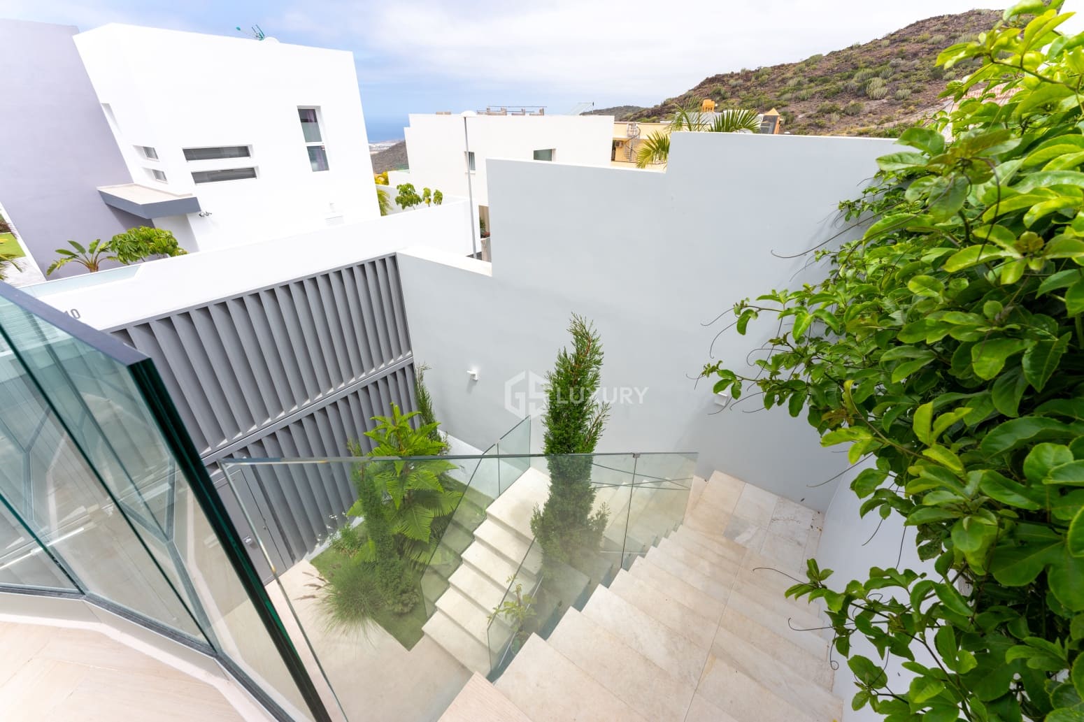 5 bedroom Villa for sale in Adeje with pool garage - € 1,990,000 (Ref: 9914904)