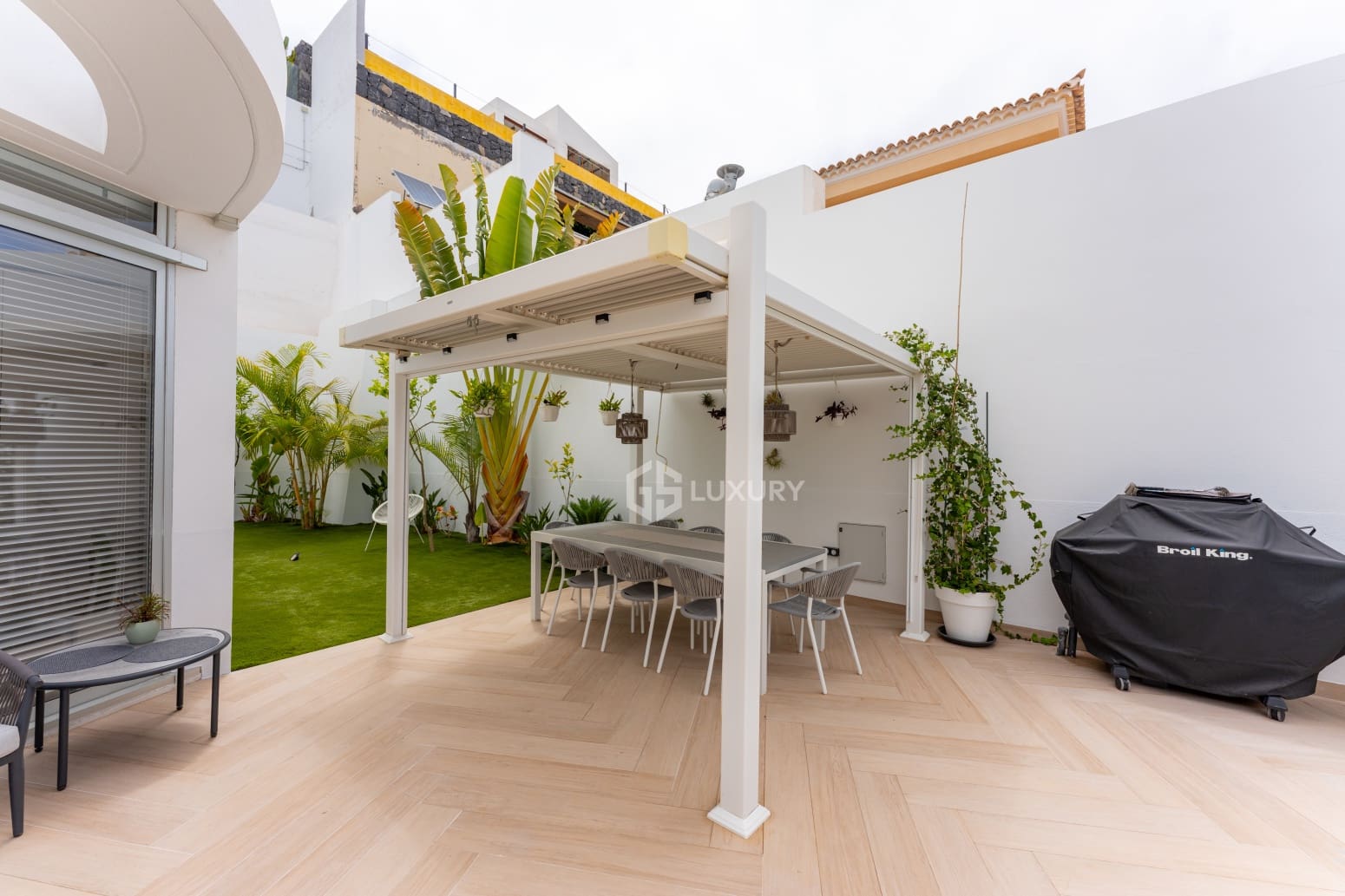 5 bedroom Villa for sale in Adeje with pool garage - € 1,990,000 (Ref: 9914904)