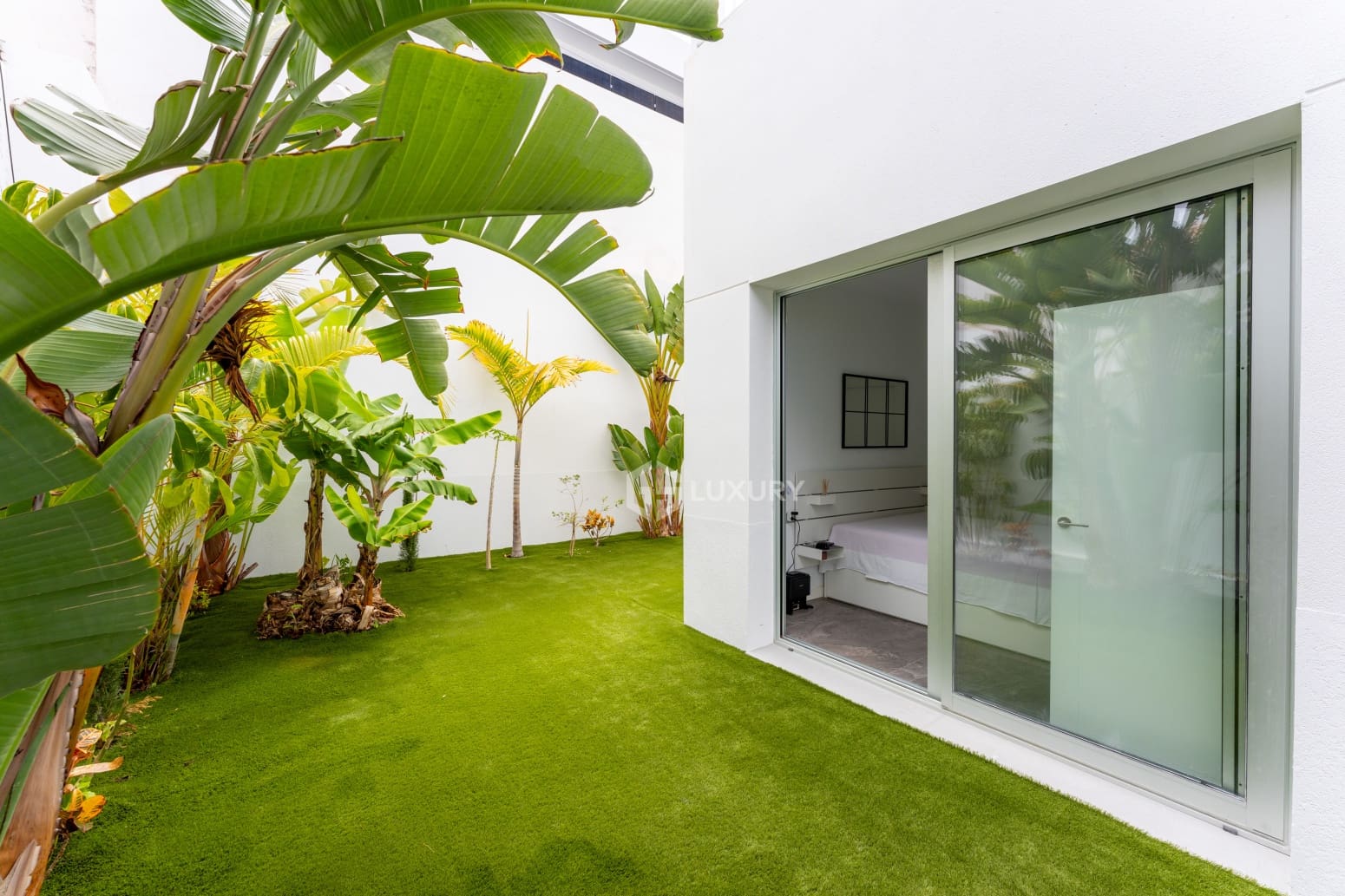 5 bedroom Villa for sale in Adeje with pool garage - € 1,990,000 (Ref: 9914904)