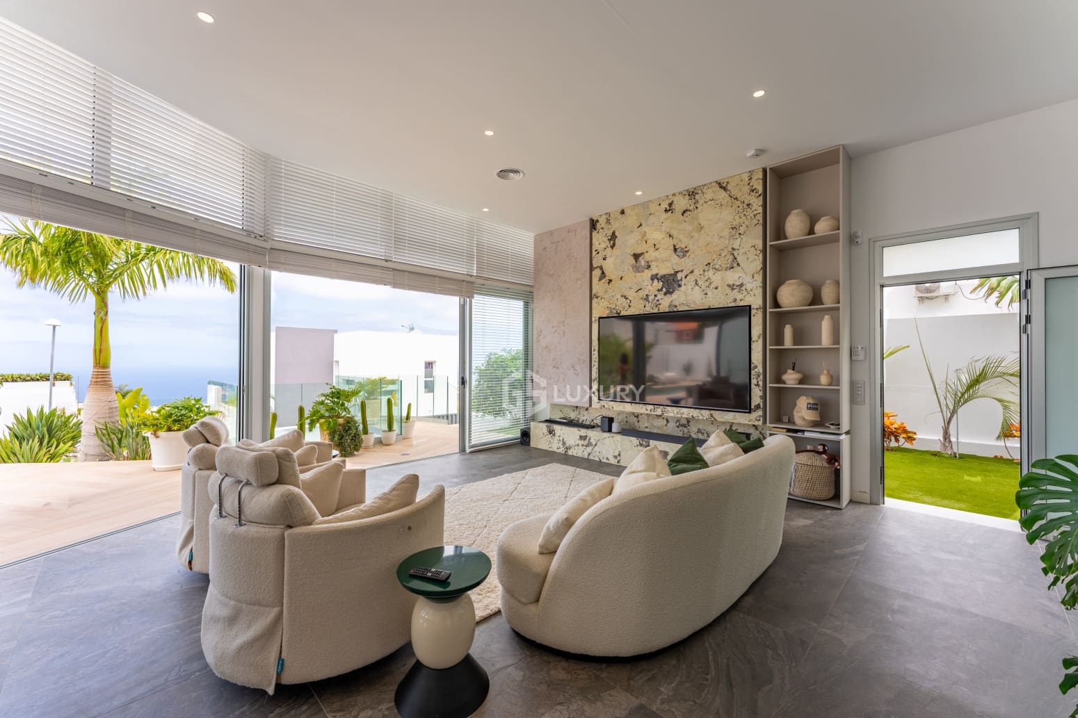 5 bedroom Villa for sale in Adeje with pool garage - € 1,990,000 (Ref: 9914904)