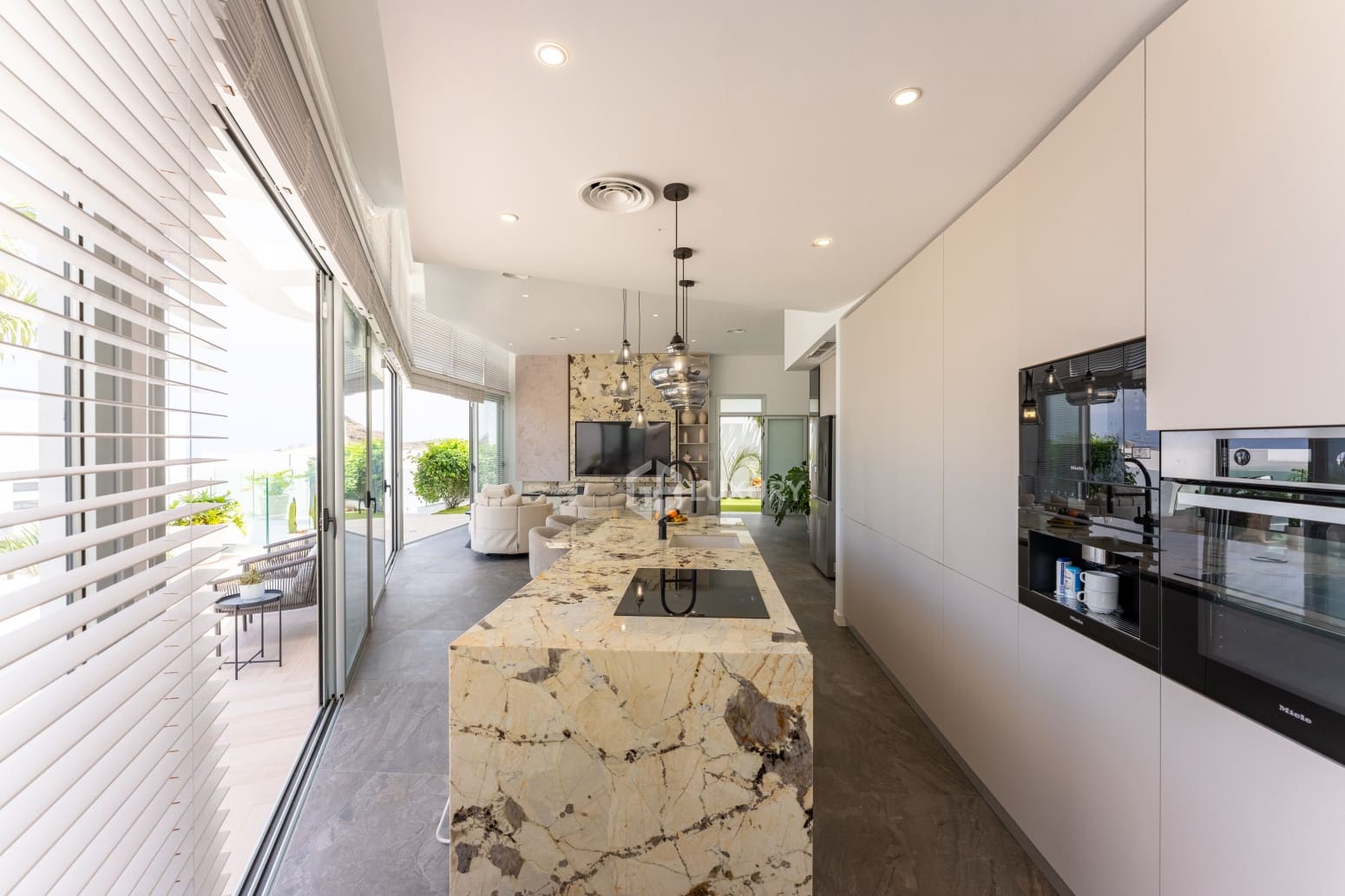 5 bedroom Villa for sale in Adeje with pool garage - € 1,990,000 (Ref: 9914904)