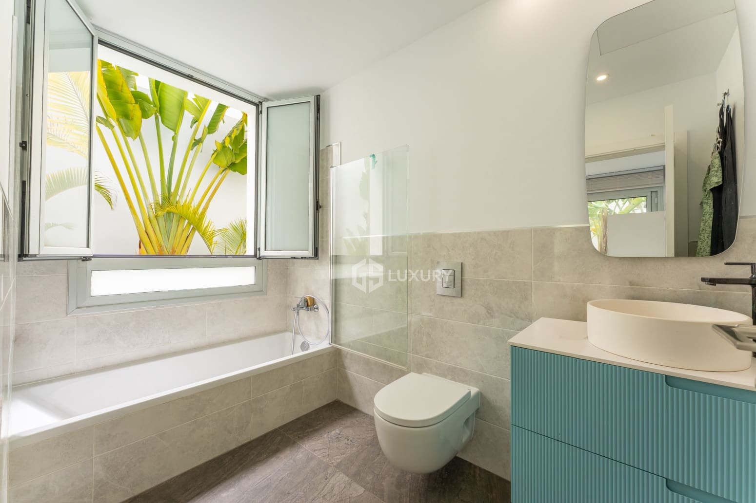 5 bedroom Villa for sale in Adeje with pool garage - € 1,990,000 (Ref: 9914904)