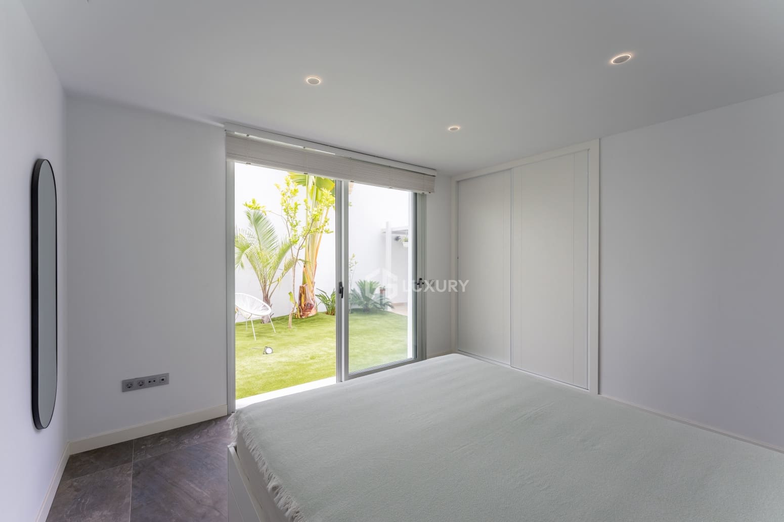 5 bedroom Villa for sale in Adeje with pool garage - € 1,990,000 (Ref: 9914904)
