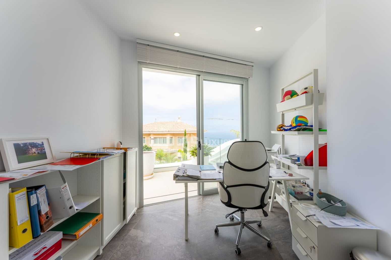 5 bedroom Villa for sale in Adeje with pool garage - € 1,990,000 (Ref: 9914904)