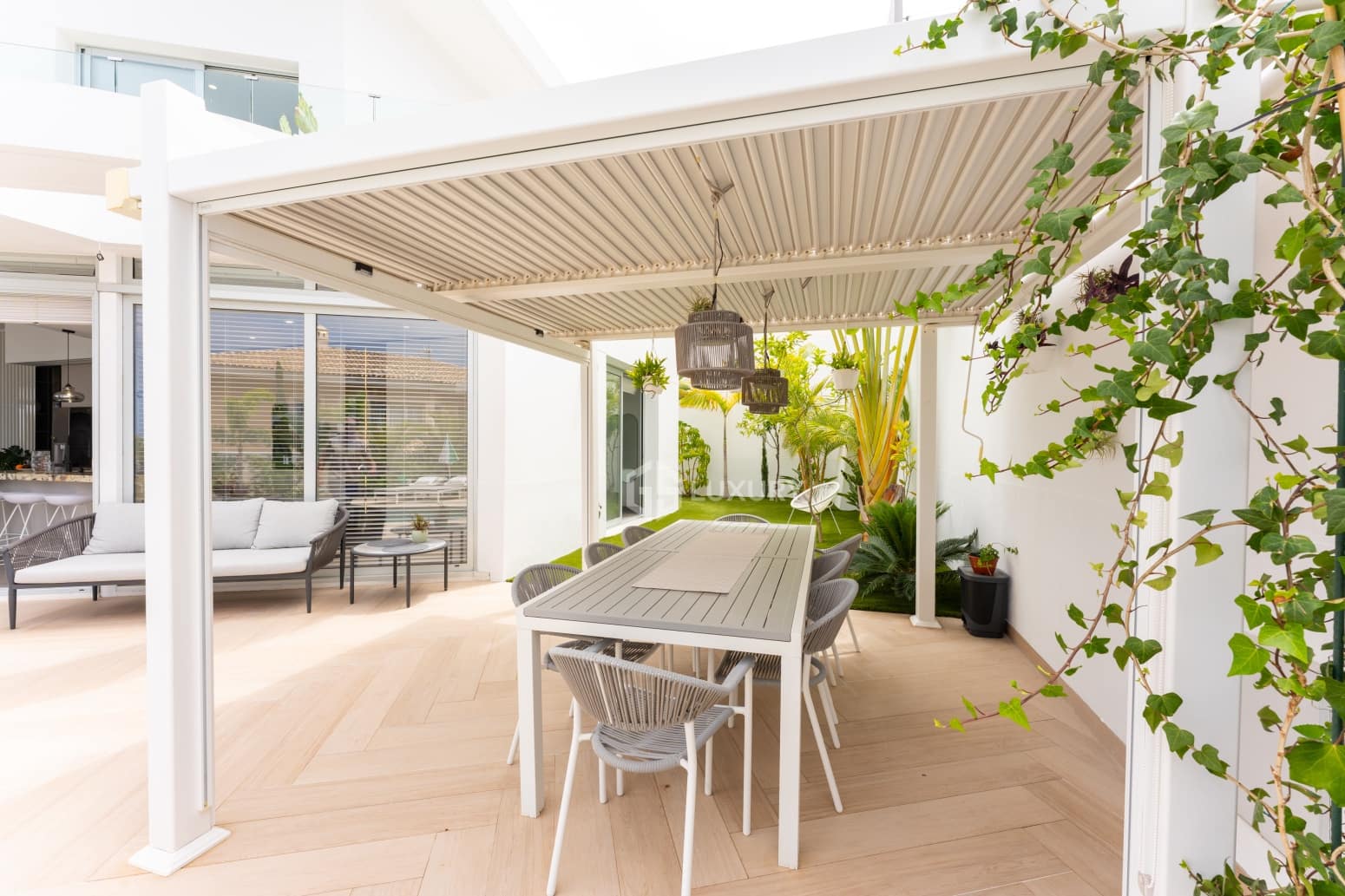 5 bedroom Villa for sale in Adeje with pool garage - € 1,990,000 (Ref: 9914904)