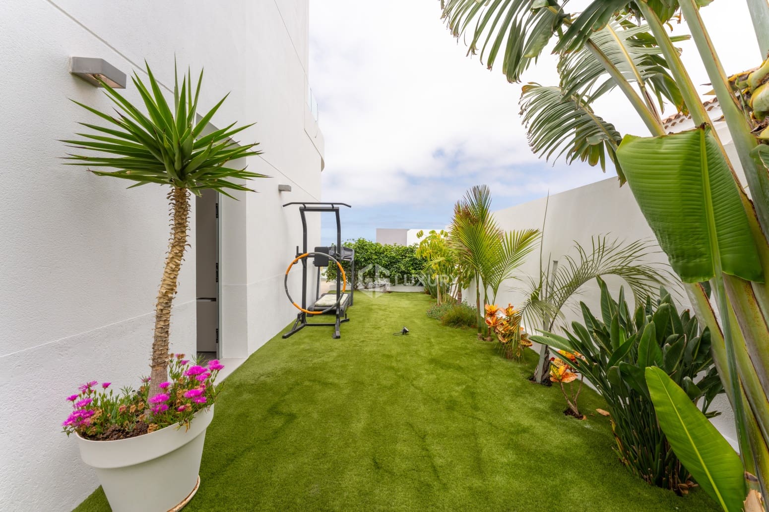 5 bedroom Villa for sale in Adeje with pool garage - € 1,990,000 (Ref: 9914904)