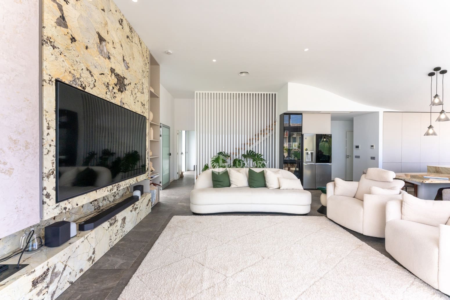5 bedroom Villa for sale in Adeje with pool garage - € 1,990,000 (Ref: 9914904)