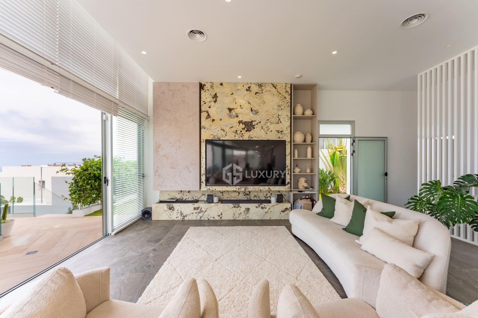 5 bedroom Villa for sale in Adeje with pool garage - € 1,990,000 (Ref: 9914904)