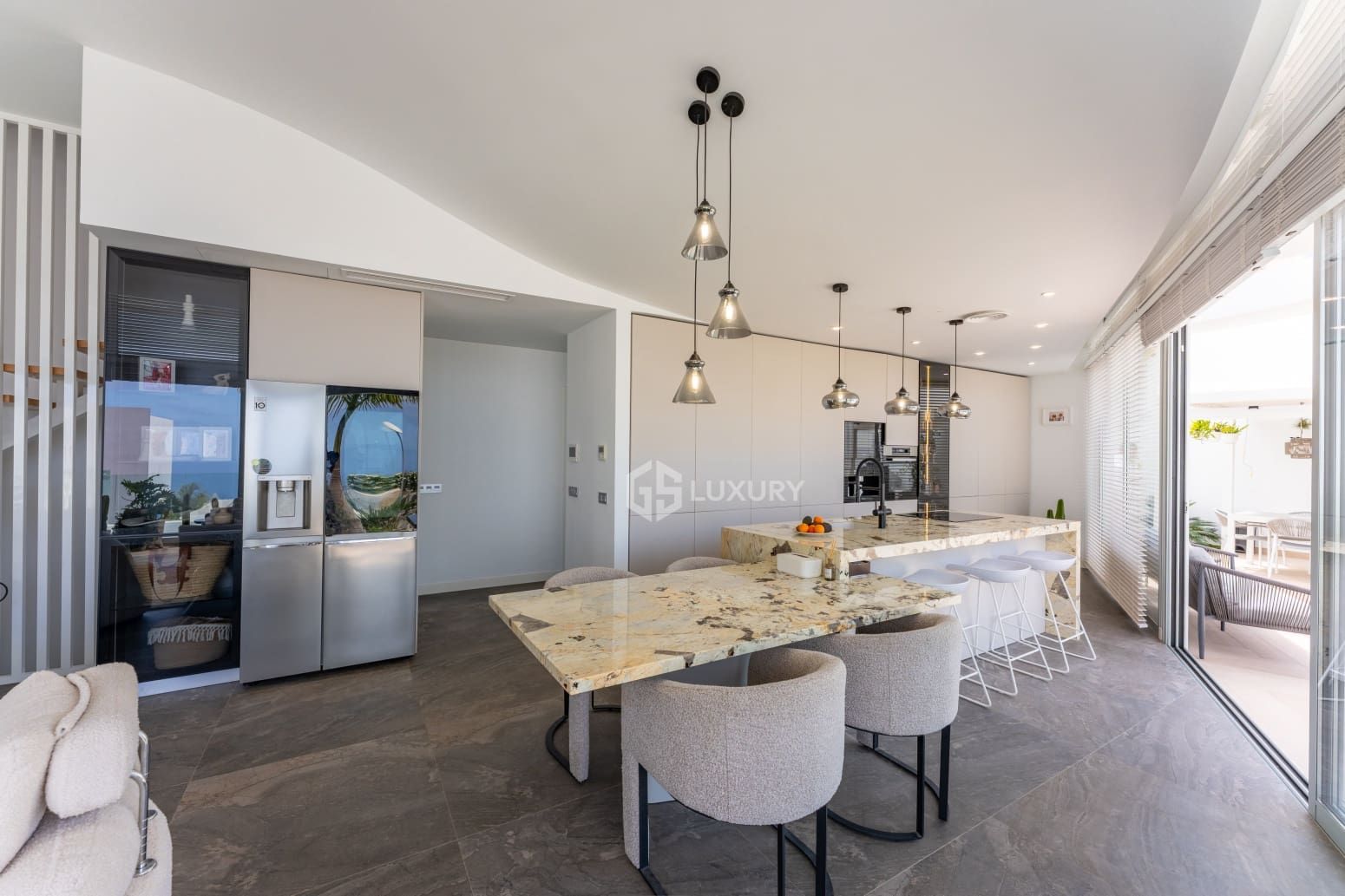 5 bedroom Villa for sale in Adeje with pool garage - € 1,990,000 (Ref: 9914904)
