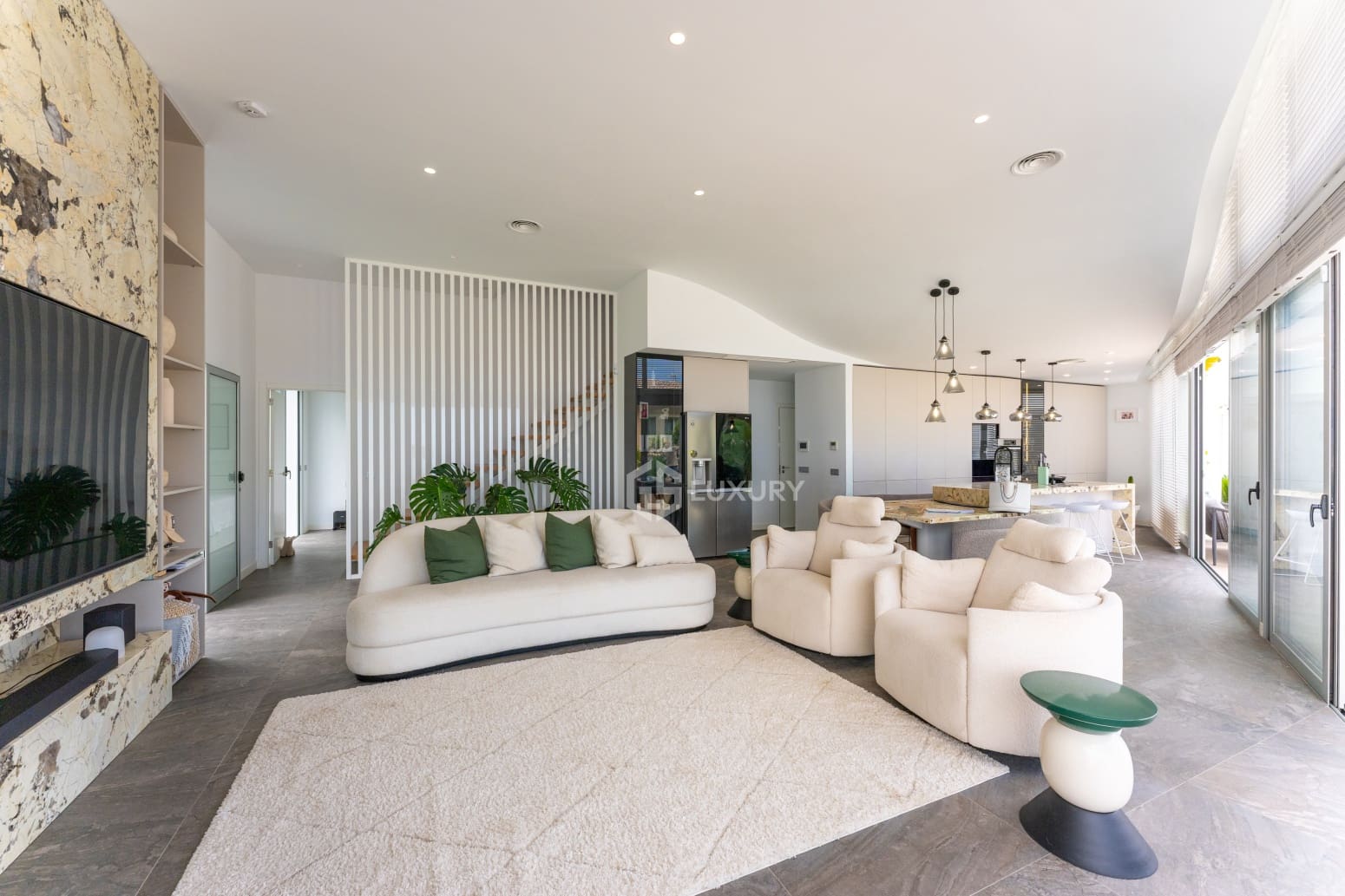 5 bedroom Villa for sale in Adeje with pool garage - € 1,990,000 (Ref: 9914904)