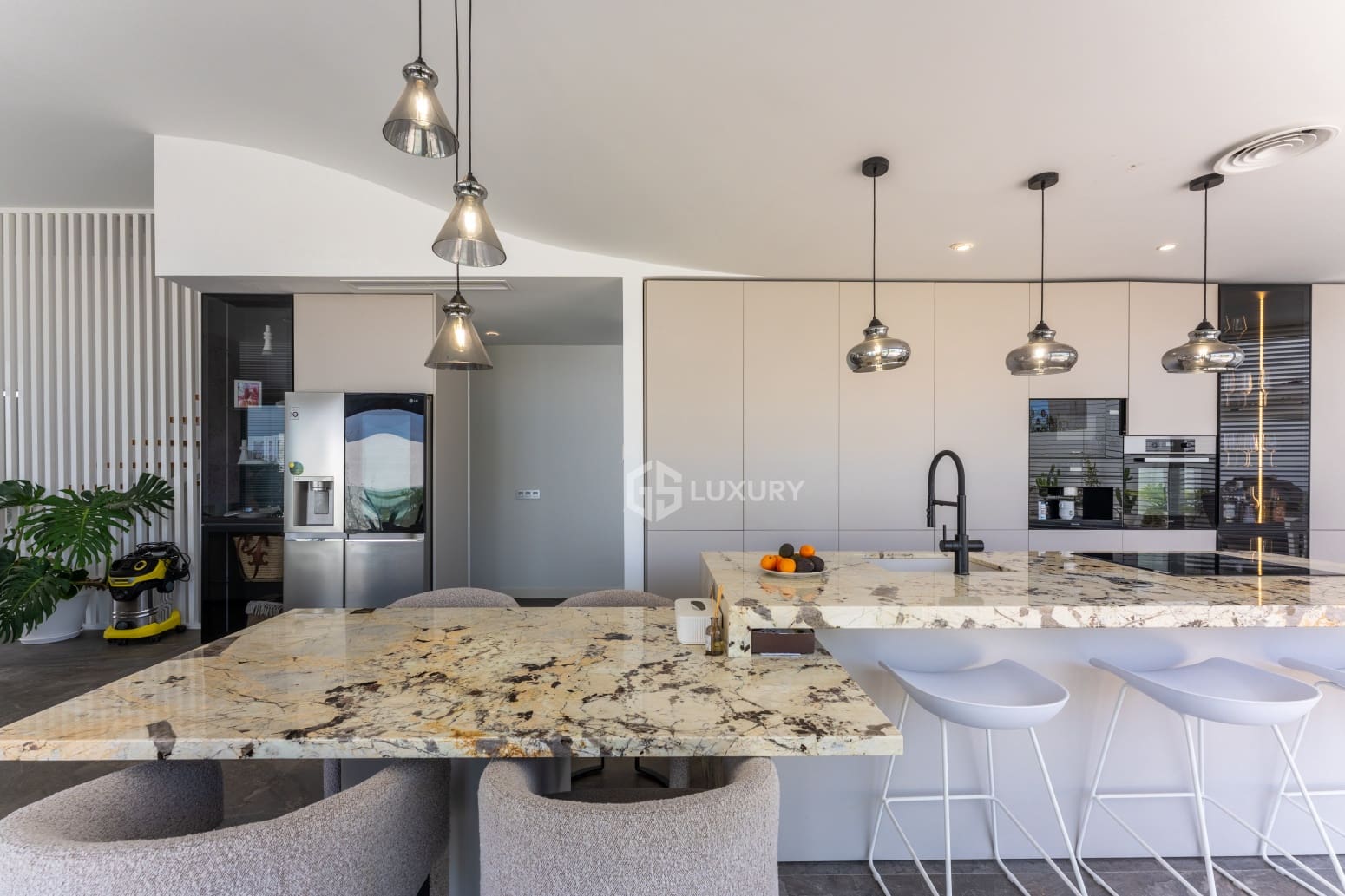 5 bedroom Villa for sale in Adeje with pool garage - € 1,990,000 (Ref: 9914904)