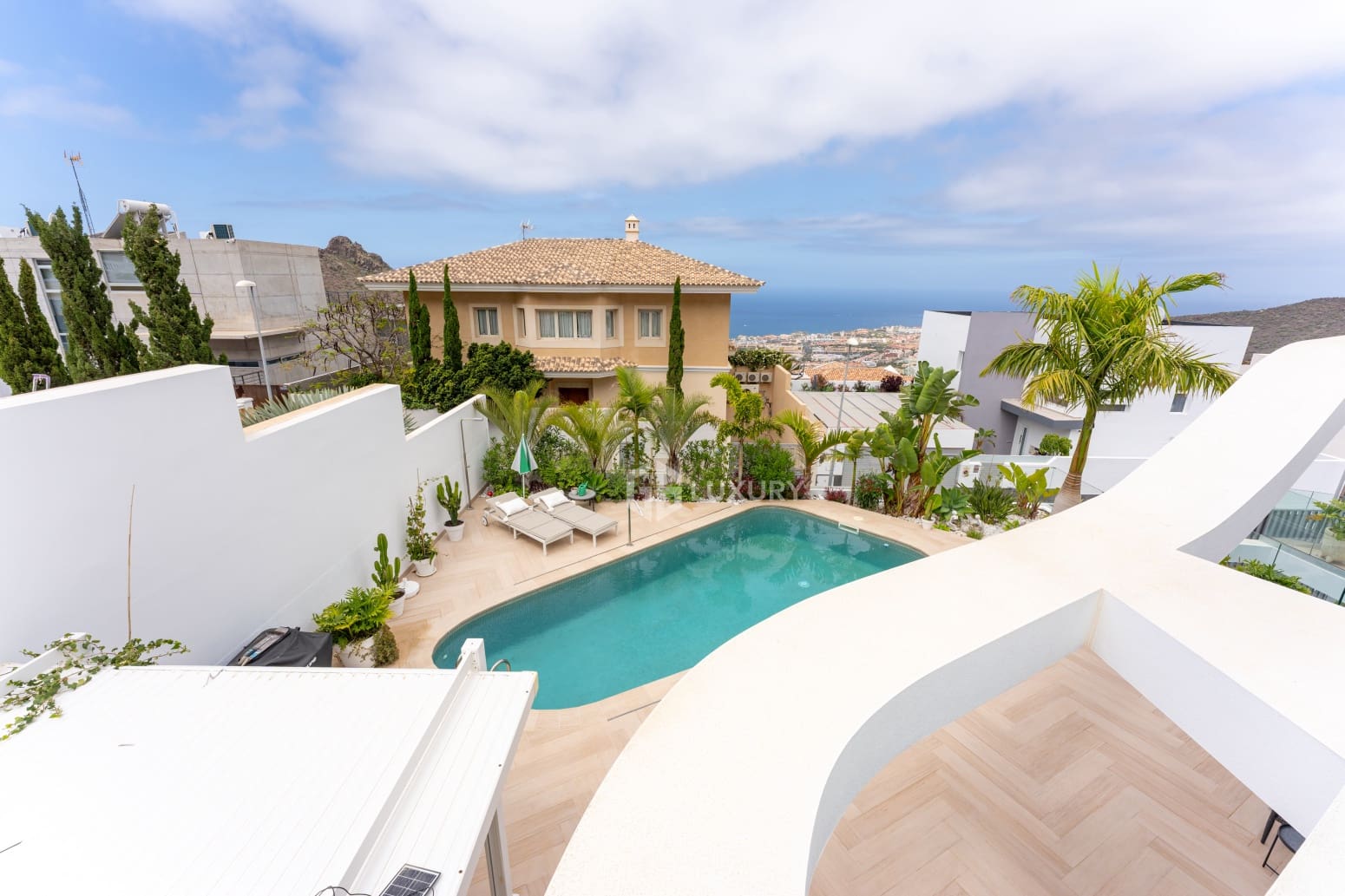 5 bedroom Villa for sale in Adeje with pool garage - € 1,990,000 (Ref: 9914904)