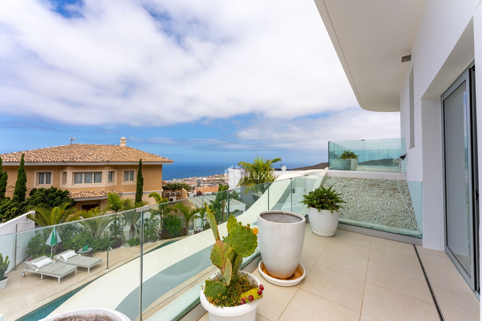 5 bedroom Villa for sale in Adeje with pool garage - € 1,990,000 (Ref: 9914904)
