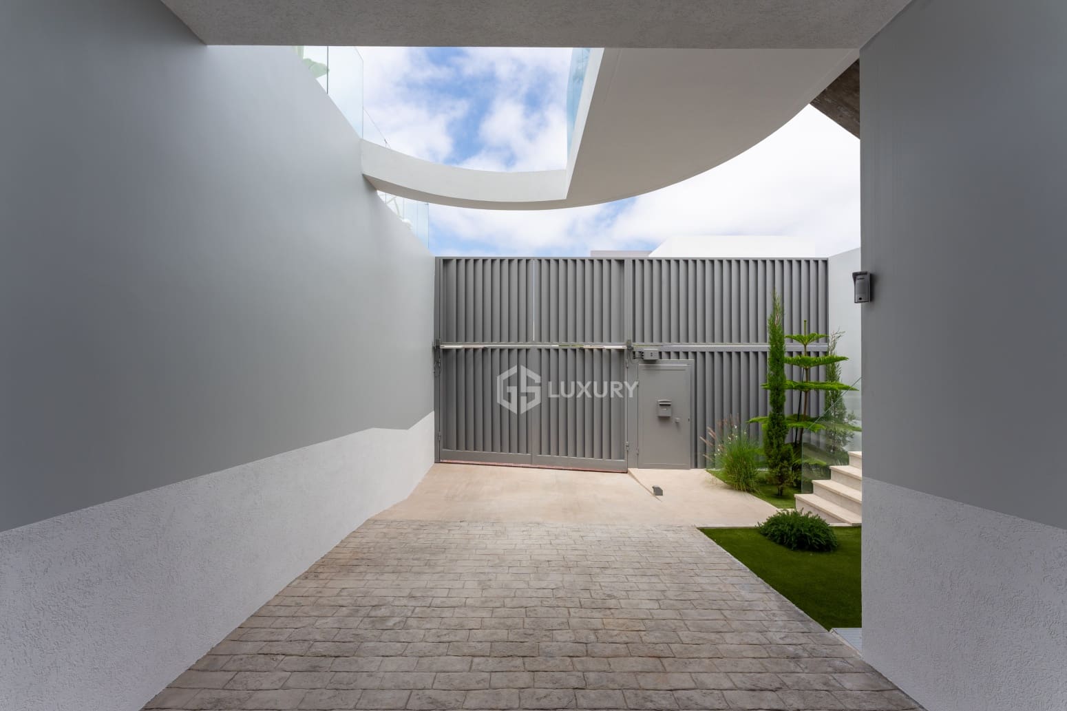 5 bedroom Villa for sale in Adeje with pool garage - € 1,990,000 (Ref: 9914904)