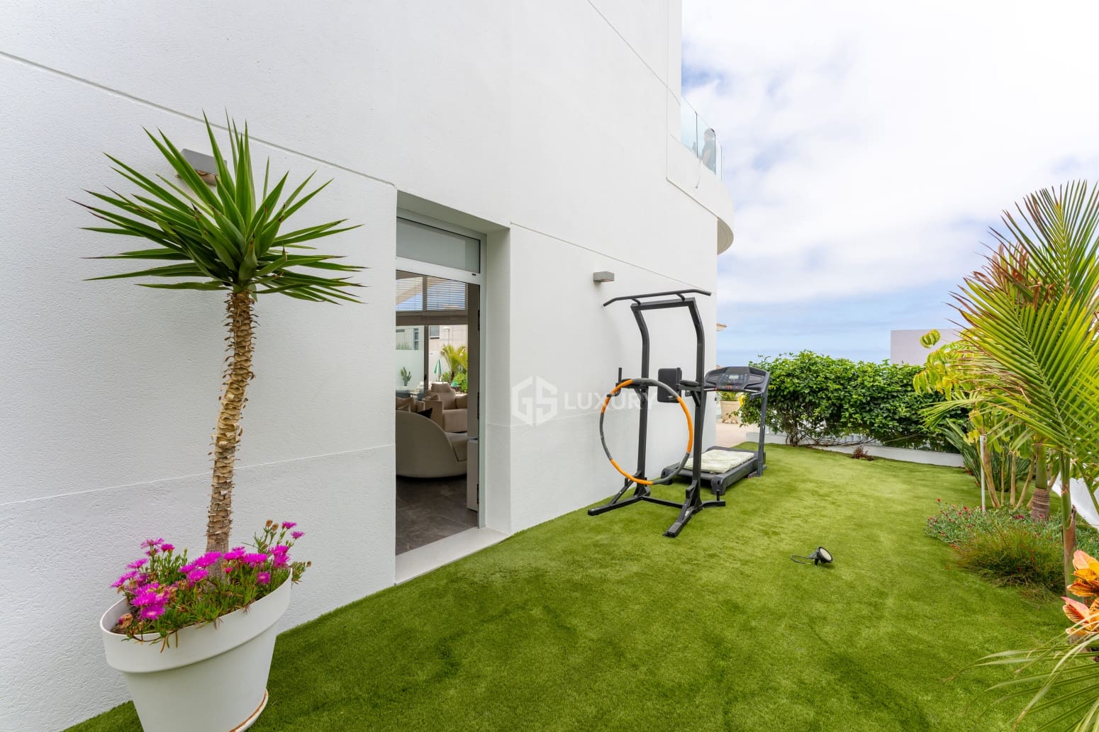 5 bedroom Villa for sale in Adeje with pool garage - € 1,990,000 (Ref: 9914904)
