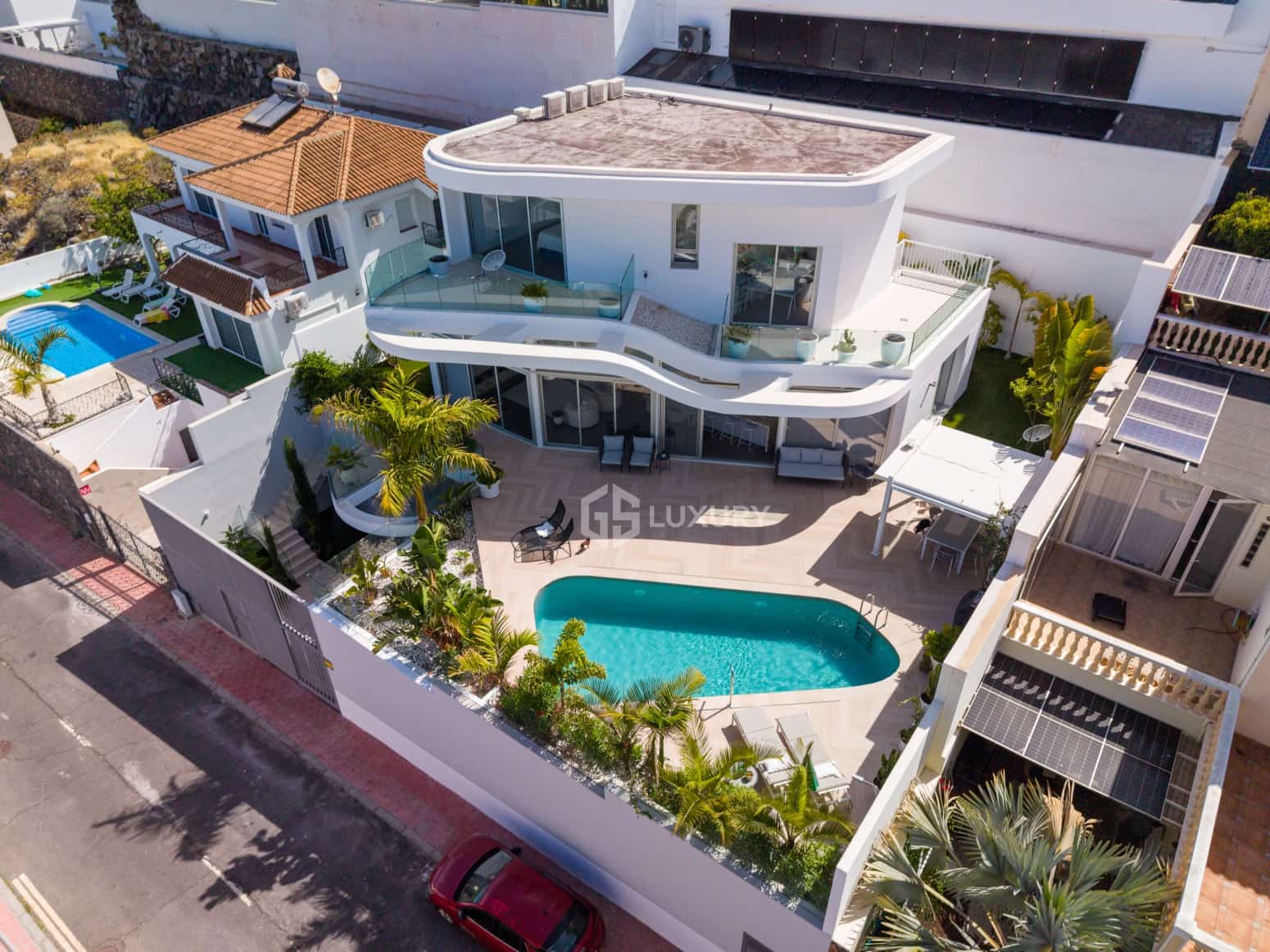 5 bedroom Villa for sale in Adeje with pool garage - € 1,990,000 (Ref: 9914904)