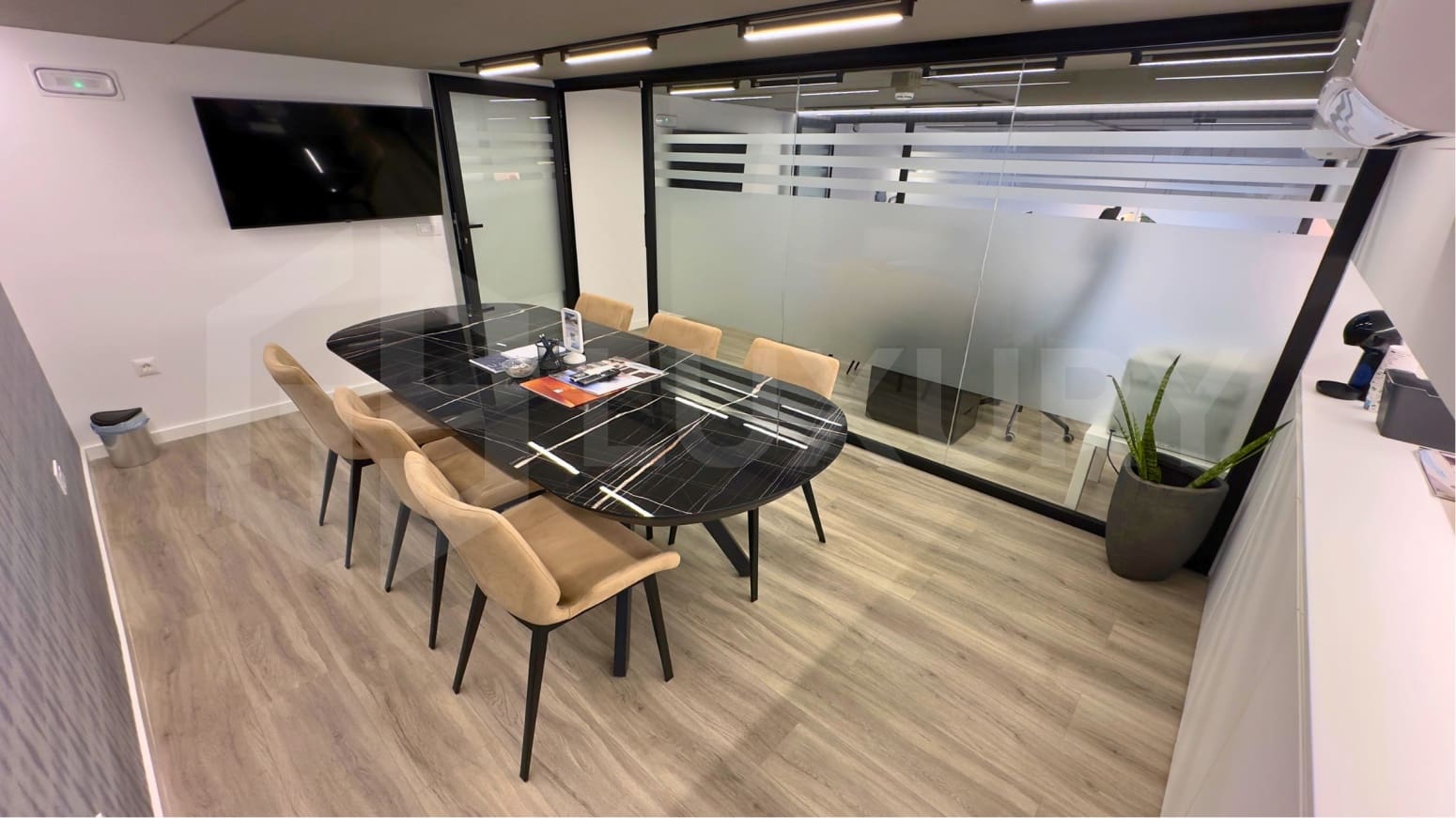 Comercial para arrendar em Adeje - 1 500 € (Ref: 9946661)