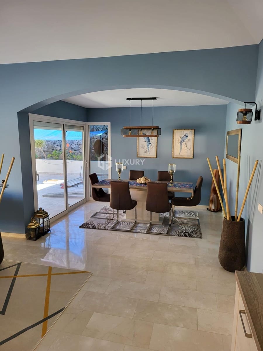 3 bedroom Villa for sale in Adeje with garage - € 1,300,000 (Ref: 9948797)