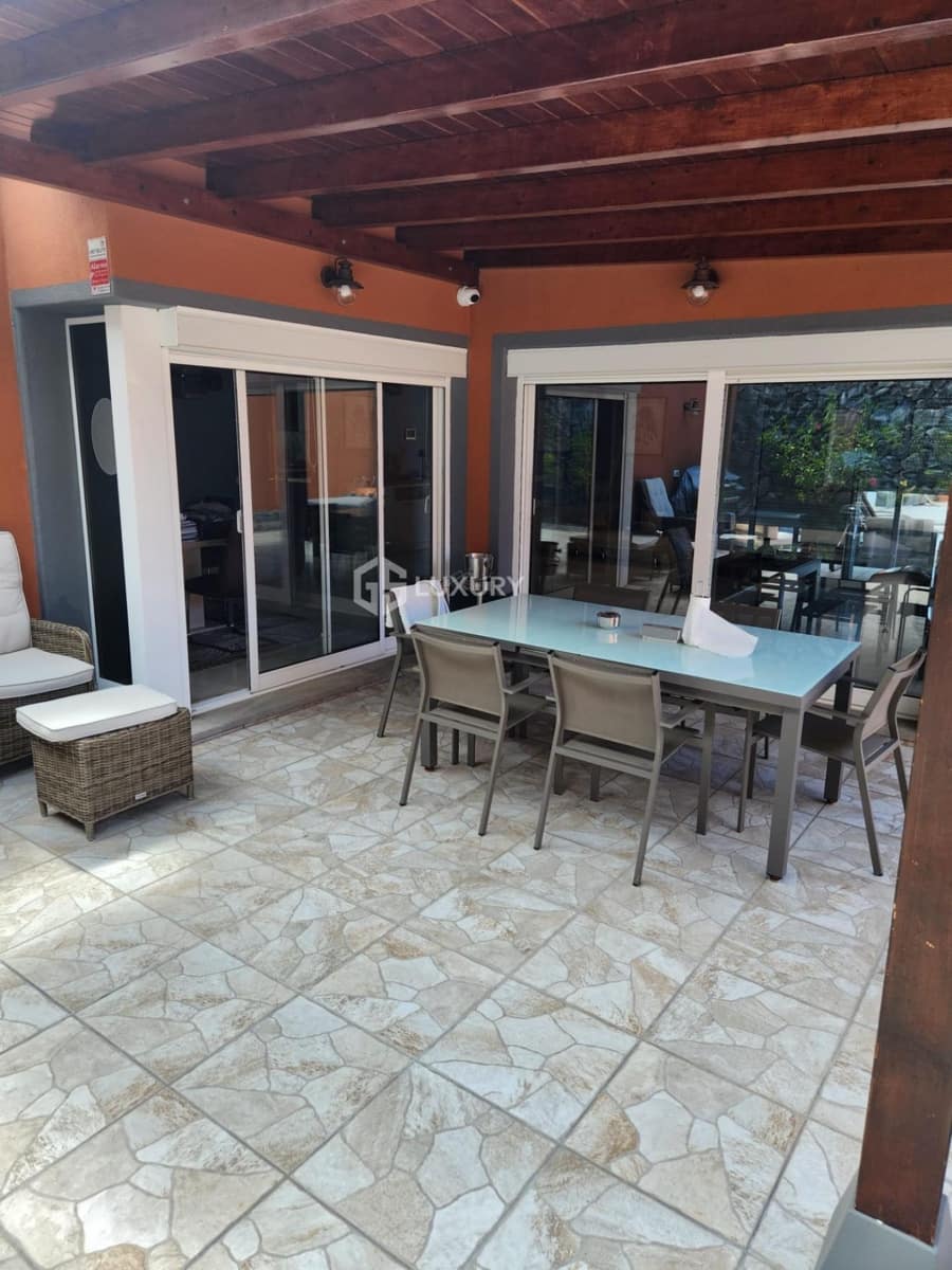 3 bedroom Villa for sale in Adeje with garage - € 1,300,000 (Ref: 9948797)