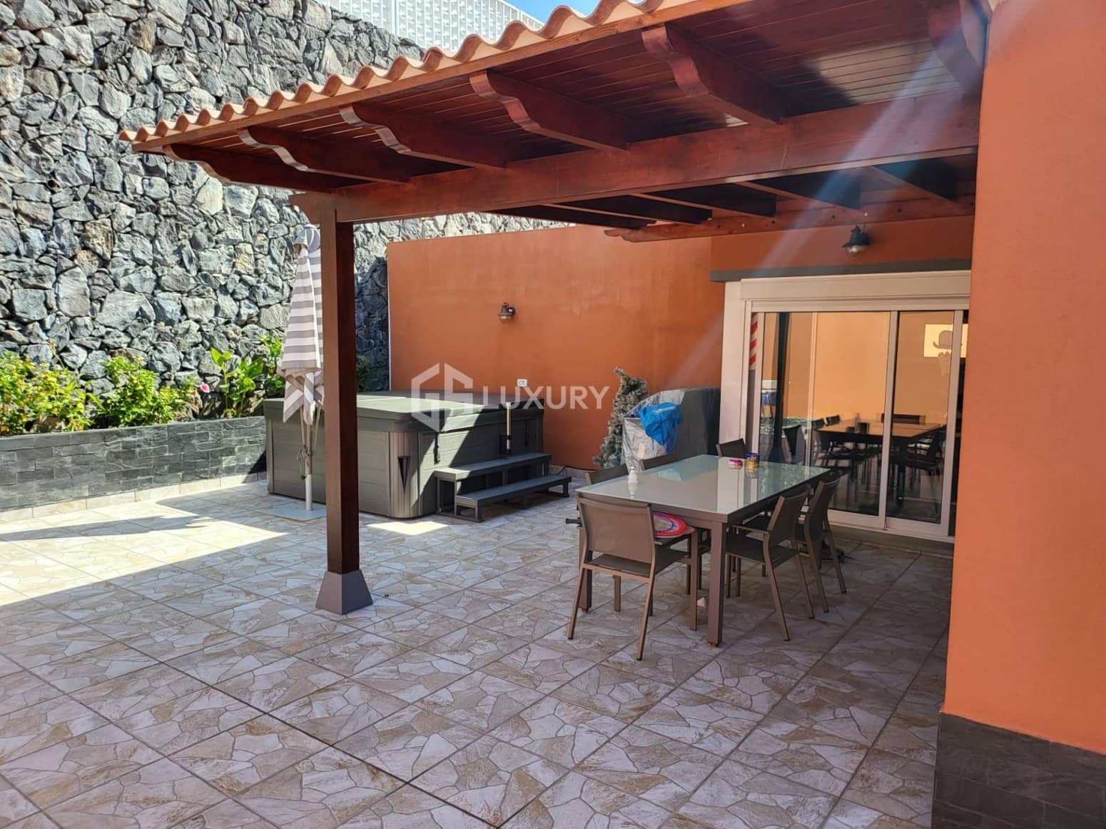 3 bedroom Villa for sale in Adeje with garage - € 1,300,000 (Ref: 9948797)