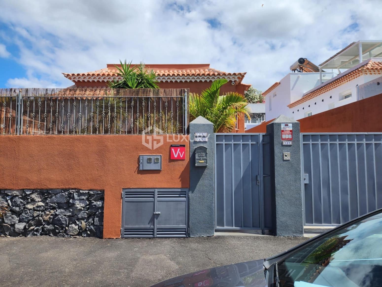 3 bedroom Villa for sale in Adeje with garage - € 1,300,000 (Ref: 9948797)