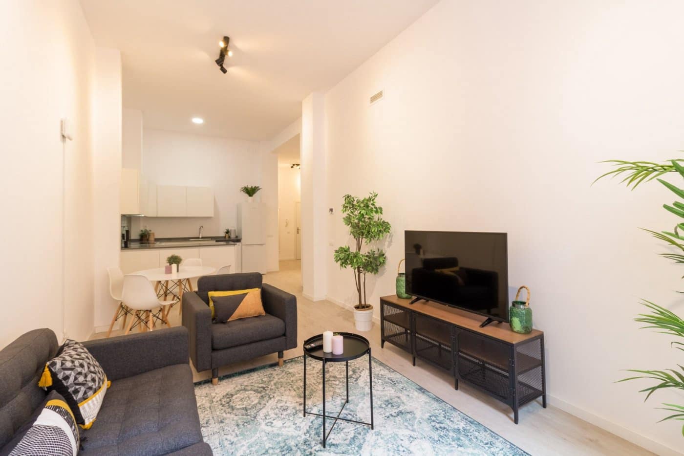 3 soverom Leilighet til leie i Barcelona by - € 1 850 (Ref: 9640759)