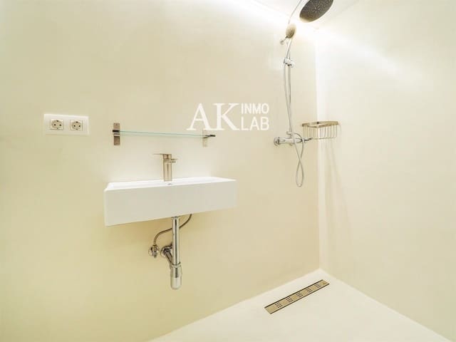 Local Commercial à louer à El Raval, Barcelone ville - 1 300 € (Ref: 9694277)