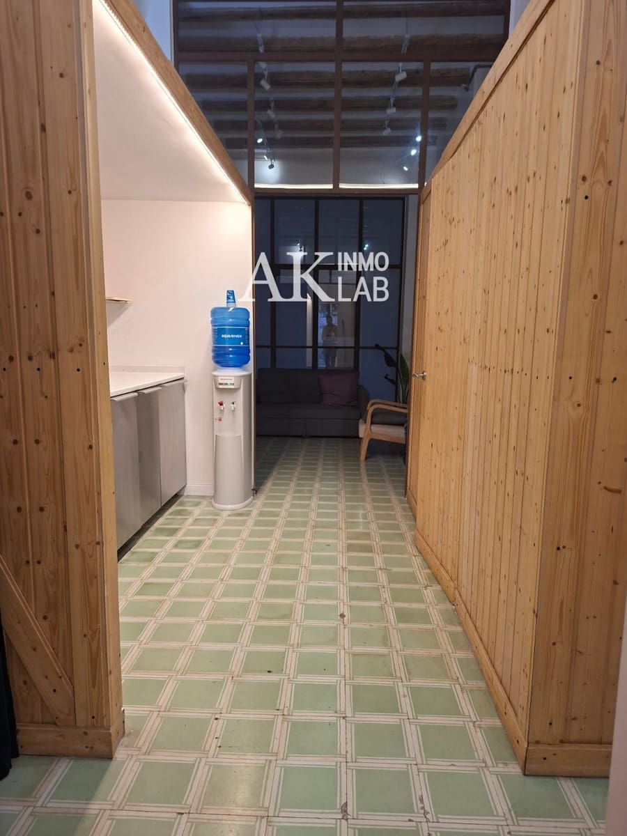 Commercial for rent in Barcelona city - € 1,300 (Ref: 9694277)