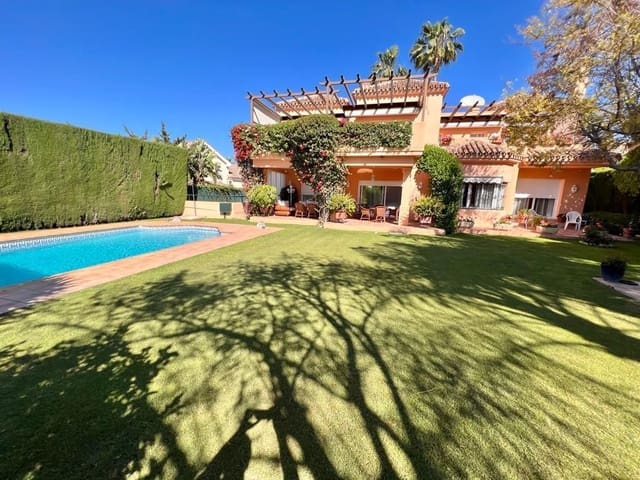 Chalet de 4 habitaciones en Aloha Golf, Marbella en venta con piscina garaje - 2.500.000 € (Ref: 9543949)