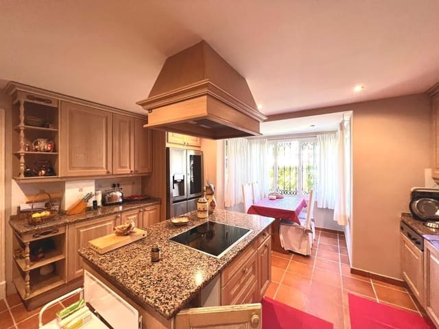 Chalet de 4 habitaciones en Aloha Golf, Marbella en venta con piscina garaje - 2.500.000 € (Ref: 9543949)