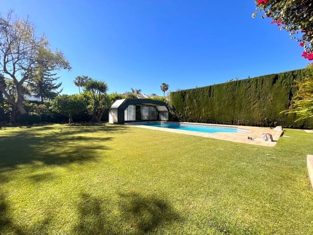 Chalet de 4 habitaciones en Aloha Golf, Marbella en venta con piscina garaje - 2.500.000 € (Ref: 9543949)