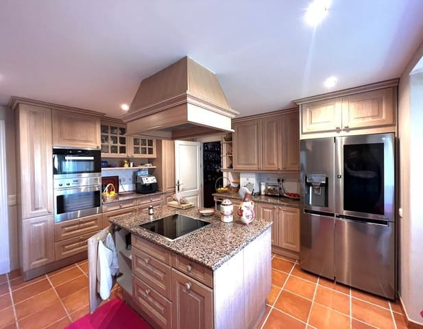 Chalet de 4 habitaciones en Aloha Golf, Marbella en venta con piscina garaje - 2.500.000 € (Ref: 9543949)