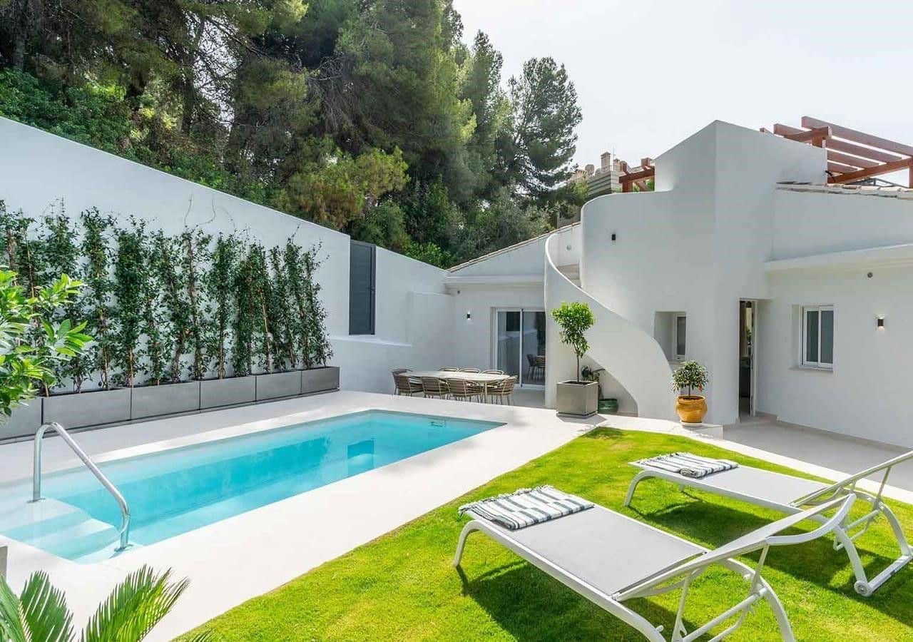 3 bedroom Villa for sale in Marbella with pool garage - € 1,600,000 (Ref: 9543956)