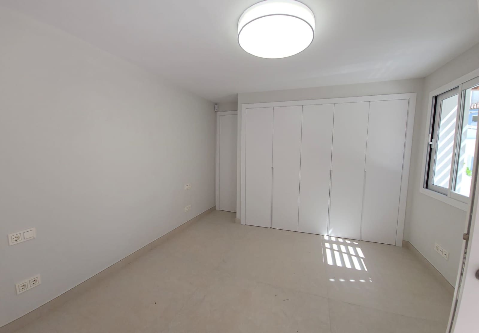 3 bedroom Villa for sale in Marbella with pool garage - € 1,600,000 (Ref: 9543956)