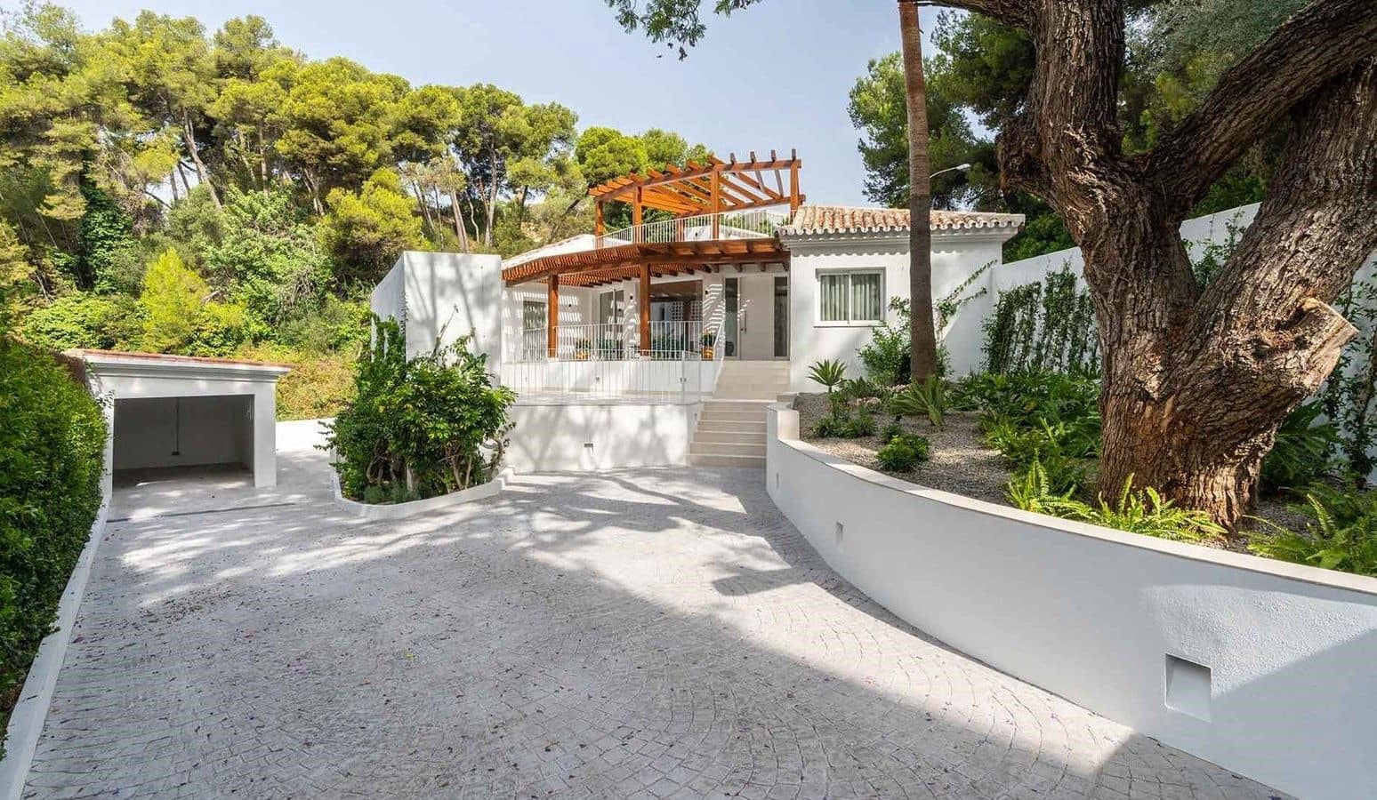 3 bedroom Villa for sale in Marbella with pool garage - € 1,600,000 (Ref: 9543956)