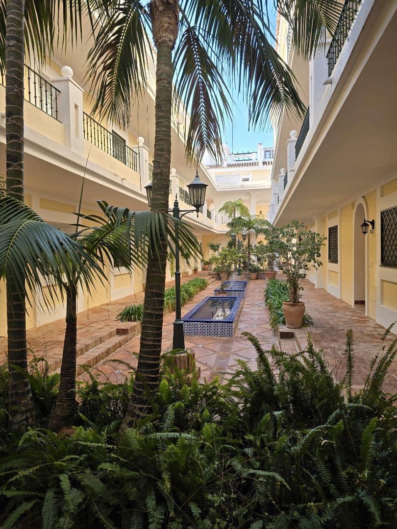 Casa de 2 habitaciones en Marbella en alquiler - 2.500 € (Ref: 9543960)