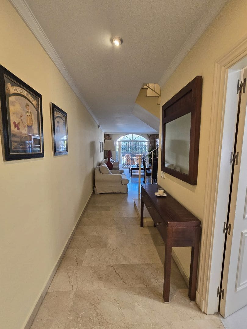 Casa de 2 habitaciones en Marbella en alquiler - 2.500 € (Ref: 9543960)