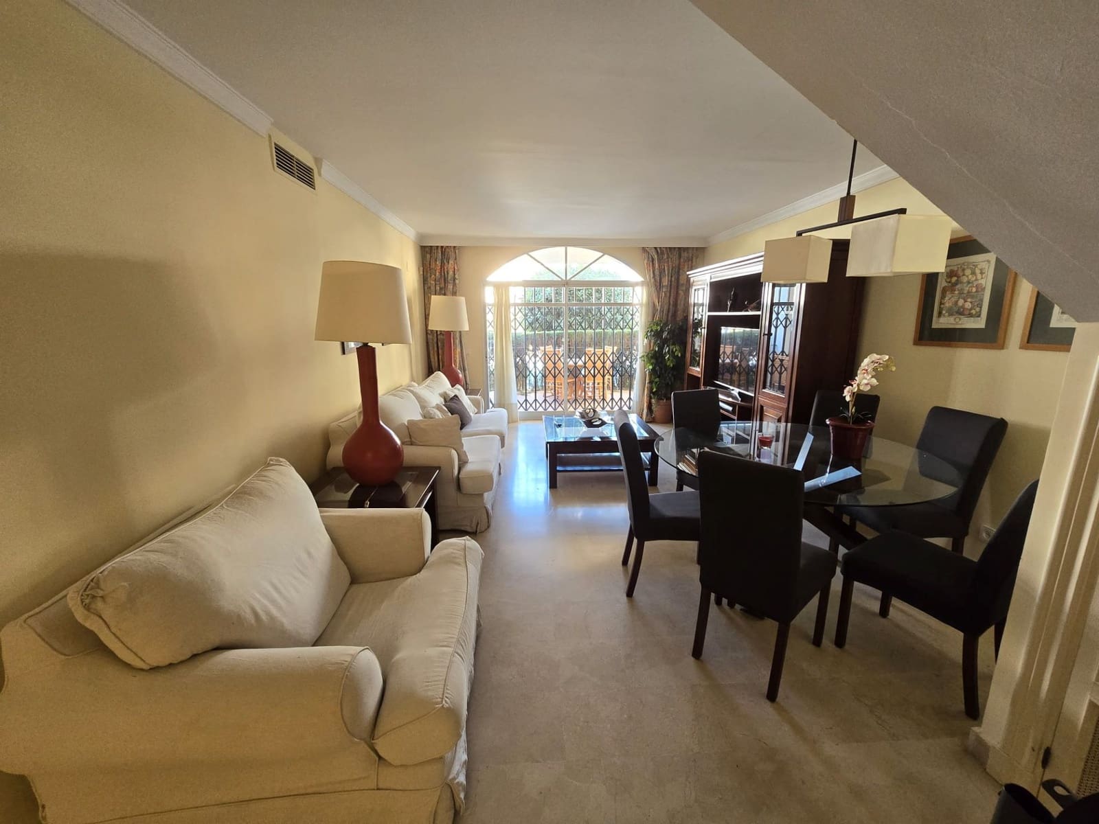 Casa de 2 habitaciones en Marbella en alquiler - 2.500 € (Ref: 9543960)