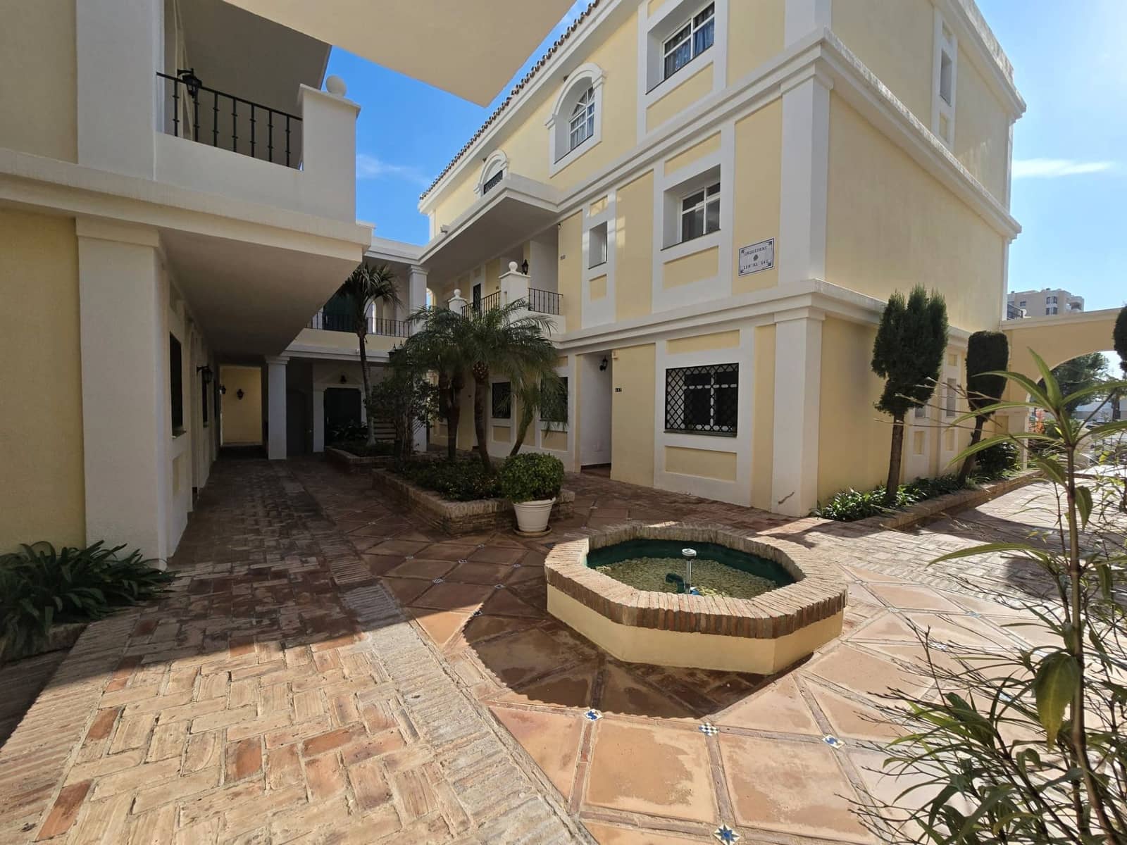 Casa de 2 habitaciones en Marbella en alquiler - 2.500 € (Ref: 9543960)