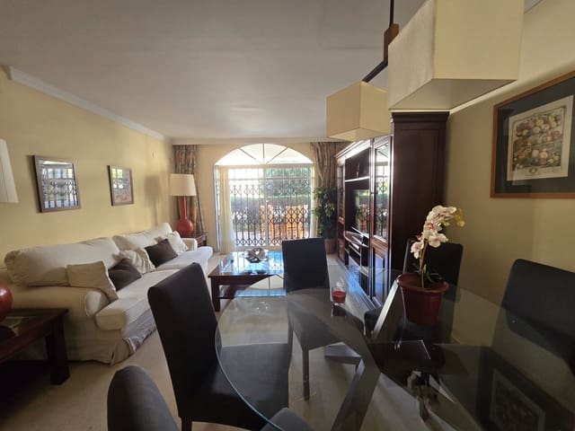 Casa de 2 habitaciones en Las Brisas, Marbella en alquiler - 2.500 € (Ref: 9543960)