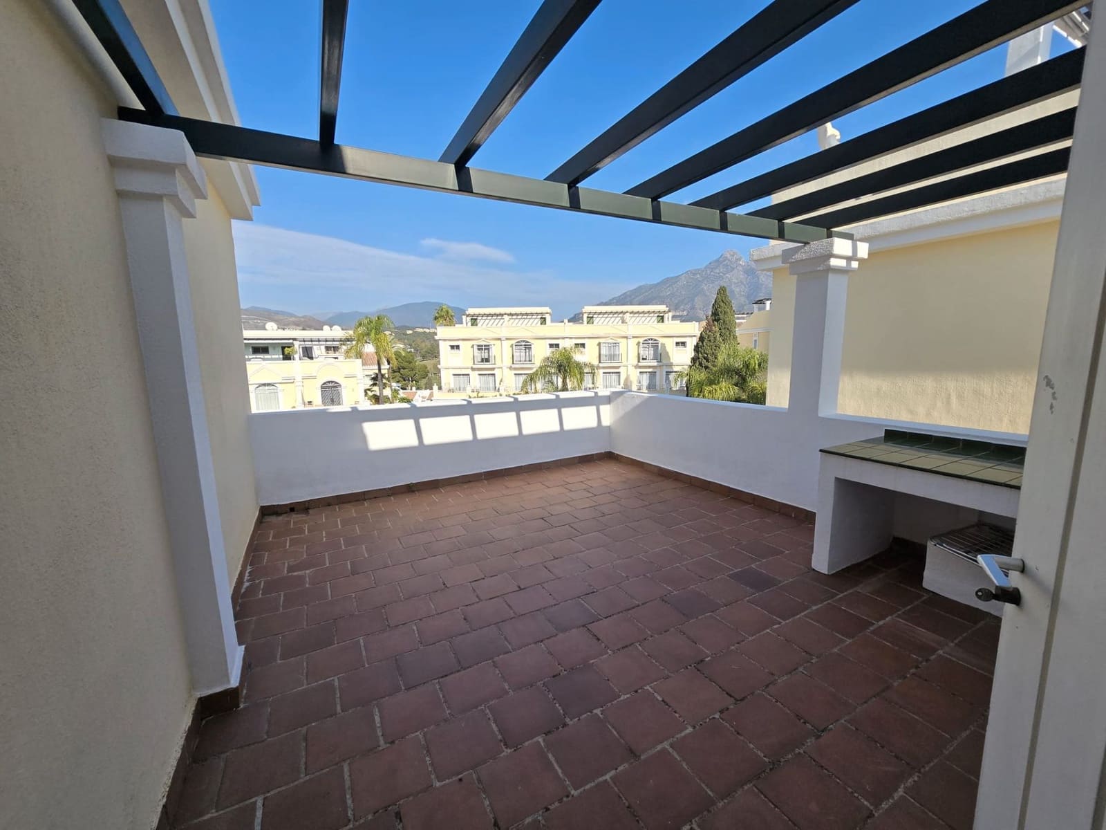 Casa de 2 habitaciones en Marbella en alquiler - 2.500 € (Ref: 9543960)