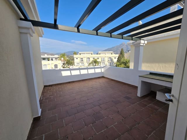 Casa de 2 habitaciones en Las Brisas, Marbella en alquiler - 2.500 € (Ref: 9543960)