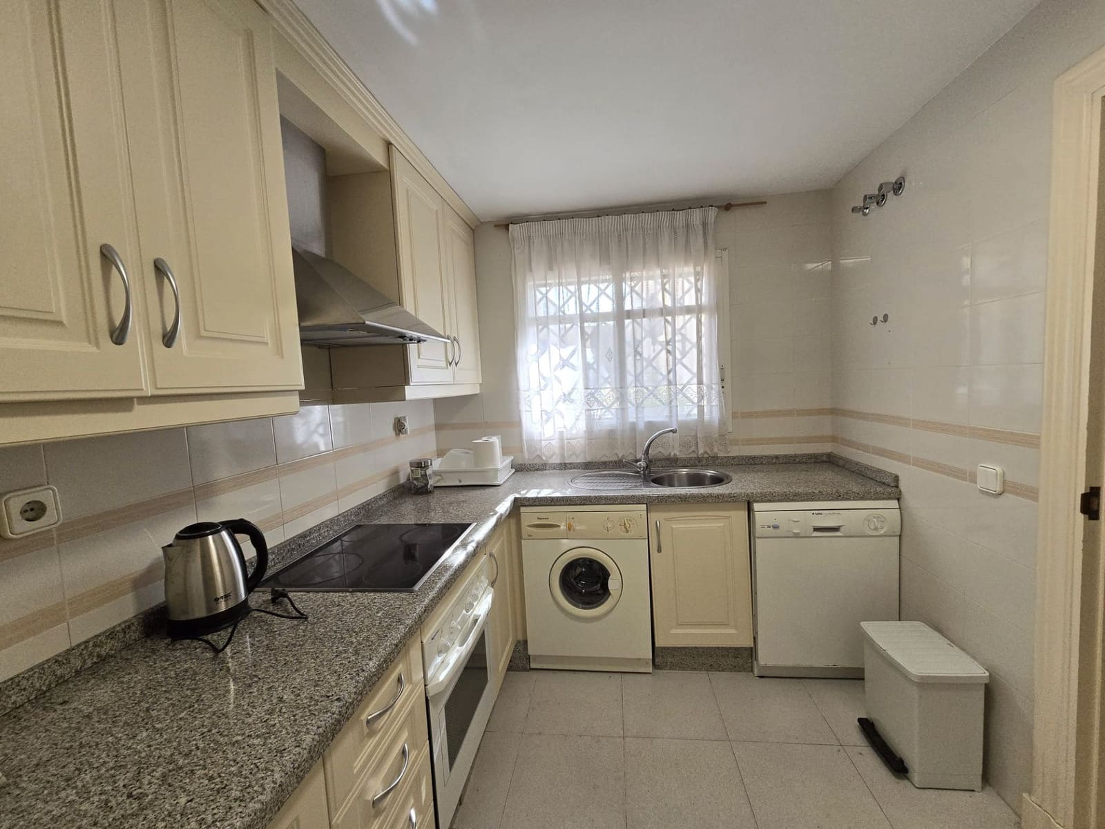 Casa de 2 habitaciones en Marbella en alquiler - 2.500 € (Ref: 9543960)