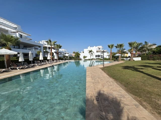 Piso de 2 habitaciones en El Paraiso, Estepona en venta con piscina garaje - 570.000 € (Ref: 9543968)