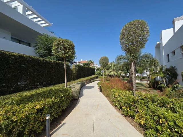 Piso de 2 habitaciones en El Paraiso, Estepona en venta con piscina garaje - 570.000 € (Ref: 9543968)