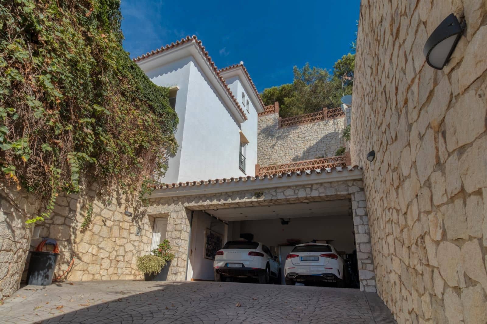 4 bedroom Villa for sale in Mijas with pool garage - € 1,400,000 (Ref: 9543971)