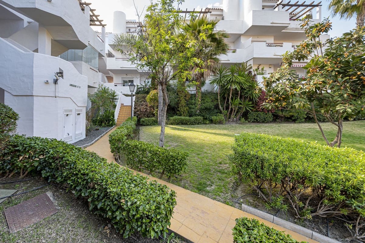 2 bedroom Apartment for sale in Estepona with pool garage - € 365,000 (Ref: 8868460)
