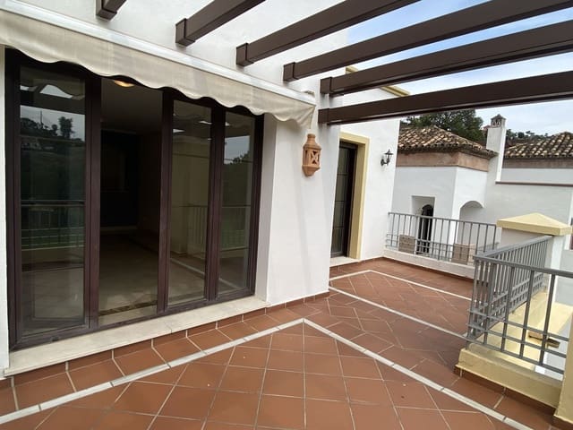 3 soverom Penthouse til salgs i Los Arqueros - Puerto del Almendro, Benahavís med svømmebasseng garasje - € 480 000 (Ref: 9101402)