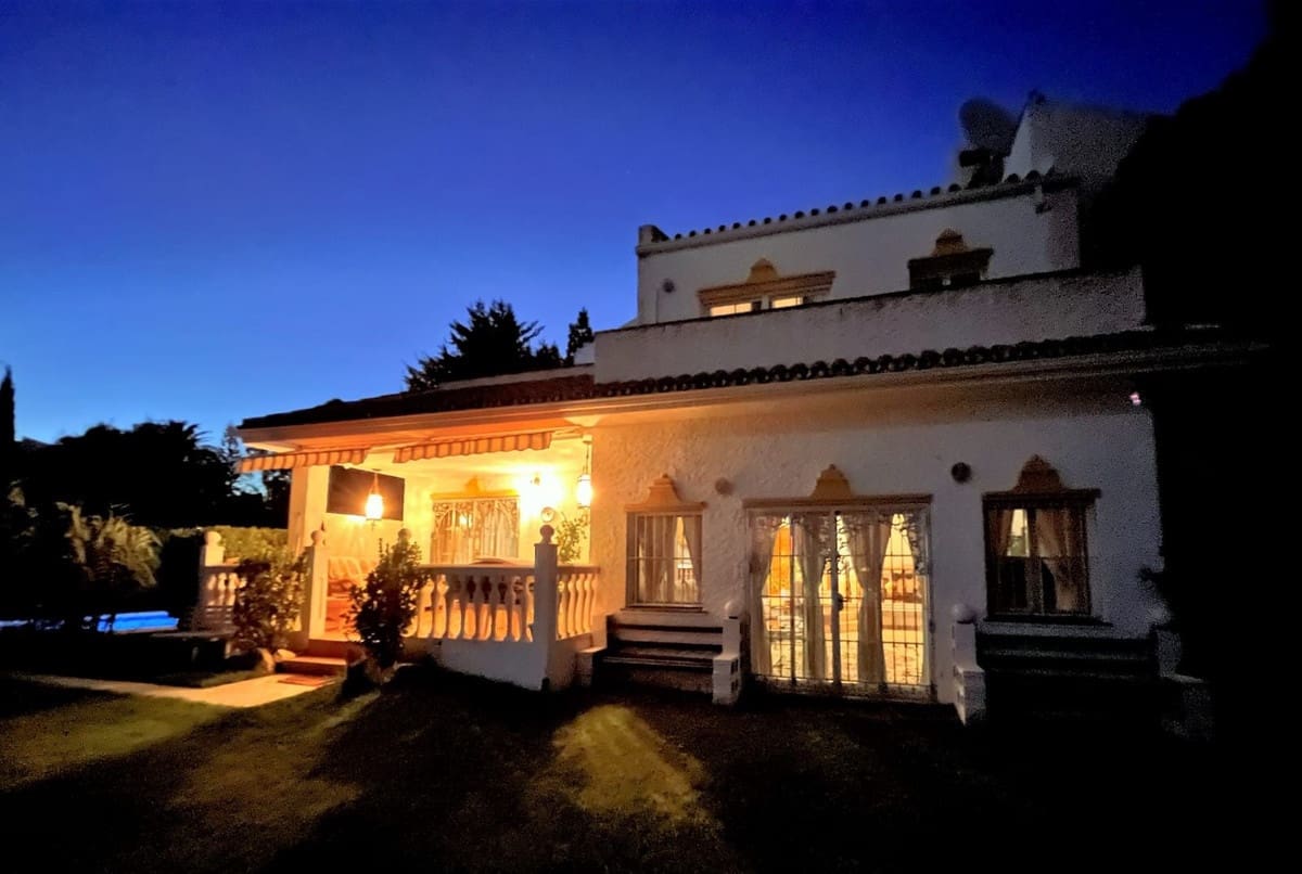 4 bedroom Villa for rent in Mijas Costa with garage - € 4,500 (Ref: 9399993)